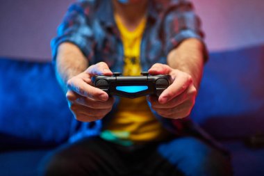 Oyuncuların elinde Gamepad, Controller veya Video Oyun Joystick Konsolu var. Oyun konseptini kapat