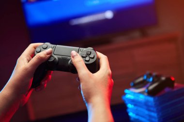 Oyuncuların elinde Gamepad, Controller veya Video Oyun Joystick Konsolu var. Oyun konseptini kapat