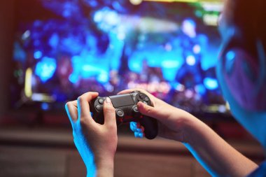 Oyuncuların elinde Gamepad, Controller veya Video Oyun Joystick Konsolu var. Oyun konseptini kapat