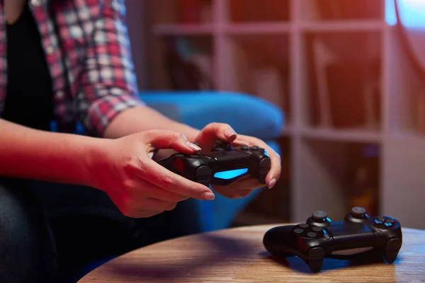 Gamer Κρατώντας Gamepad Controller Videogame Joystick Console Στα Χέρια Κοντινό — Φωτογραφία Αρχείου
