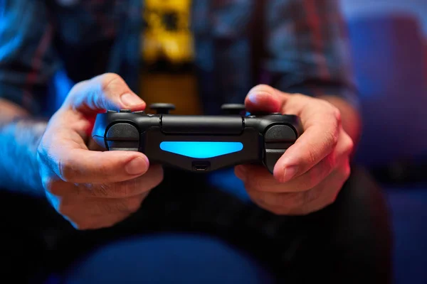 Gracz Trzyma Rękach Gamepad Controller Lub Videogame Joystick Console Zbliżenie — Zdjęcie stockowe