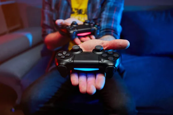 Держа Руках Игровую Консоль Joystick Gamepad Мбаппе Озил Крупный План — стоковое фото