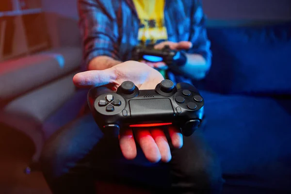 Gamer Hält Gamepad Controller Oder Videospielkonsole Den Händen Nahaufnahme Spielkonzept — Stockfoto