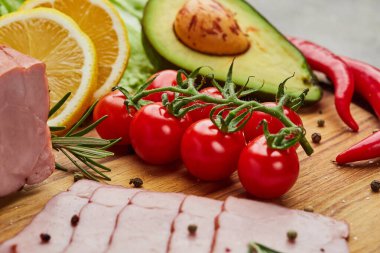Jambon, avokado, peper ve limonla kesilmiş taze domatesler.