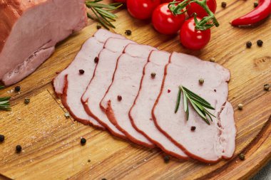 Baharatlı jambon, marul, avokado ve ahşap kesim tahtasında domates. Eski et tabağı, taze prosciutto