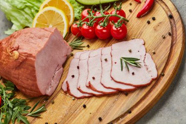 Baharatlı jambon, marul, avokado ve ahşap kesim tahtasında domates. Eski et tabağı, taze prosciutto