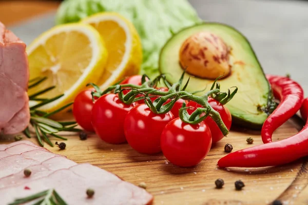 Avokado, biber ve limonla kesilmiş taze domatesler.