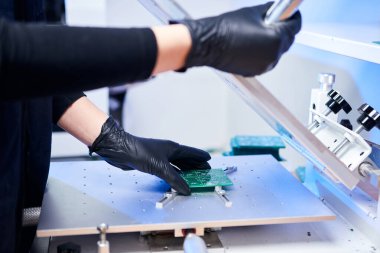 Mühendis fabrika işçi elektroniği bir çip (tahta) ile çalışır. Mikroçip Üretimi, Nano Bilgisayar Teknolojisi ve Üretim Teknolojisi