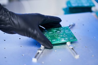 Mühendis fabrika işçi elektroniği bir çip (tahta) ile çalışır. Mikroçip Üretimi, Nano Bilgisayar Teknolojisi ve Üretim Teknolojisi