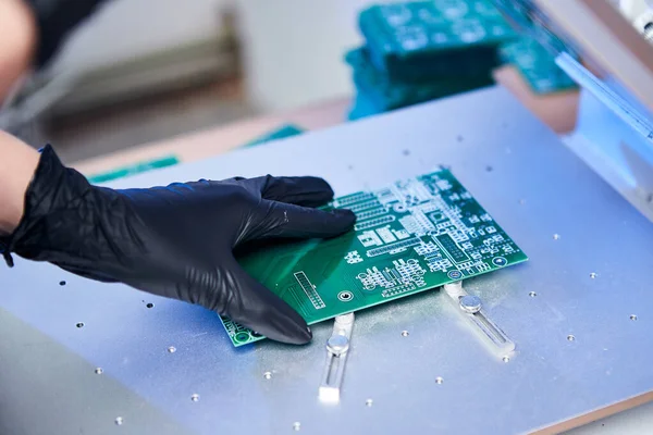 工程师工厂工人电子设备与芯片 一起工作 微晶片生产 纳米计算机技术与制造工艺 — 图库照片