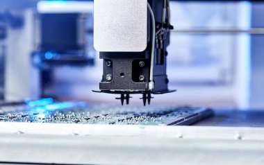 Bilgisayar panoları üretimi için makine (robot). Elektronik çipler. Robotik Yüksek duyarlı ekipman. Mikroçip Üretimi, Nano Bilgisayar Teknolojisi ve Üretim Teknolojisi