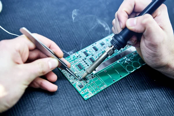 工程师工厂工人电子焊接板 微晶片生产 纳米计算机技术与制造工艺 — 图库照片