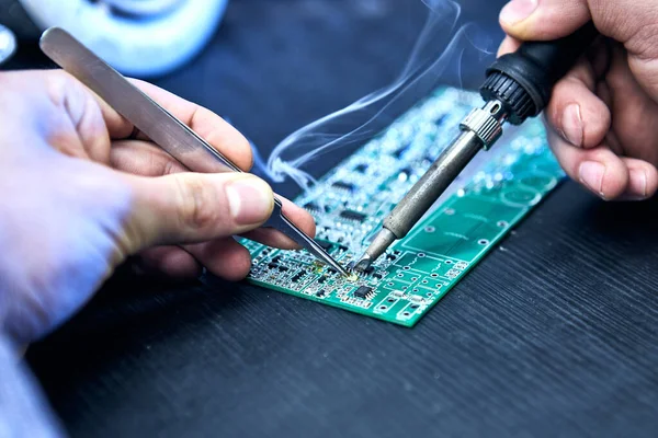工程师工厂工人电子焊接板 微晶片生产 纳米计算机技术与制造工艺 — 图库照片