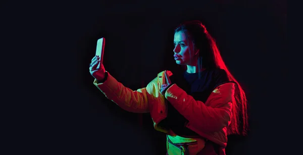 Tik Tok Reklamní Koncepce Mladá Dívka Pózuje Chytrým Telefonem Rukou — Stock fotografie
