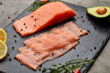 Taze dilimlenmiş somon fileto roka, avokado ve limon. Vahşi Atlantik Balığı