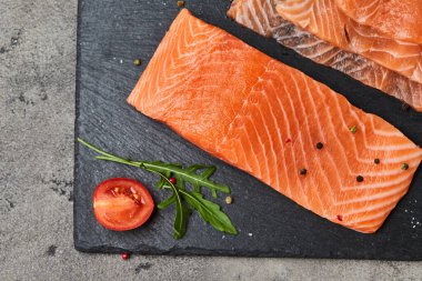 Taze dilimlenmiş somon fileto roka, avokado ve limon. Vahşi Atlantik Balığı