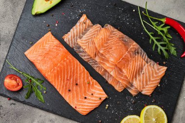 Taze dilimlenmiş somon fileto roka, avokado ve limon. Vahşi Atlantik Balığı