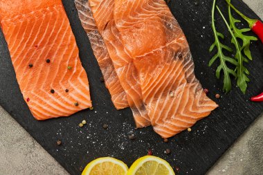 Taze dilimlenmiş somon fileto roka, avokado ve limon. Vahşi Atlantik Balığı