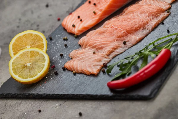 Taze dilimlenmiş somon fileto roka, avokado ve limon. Vahşi Atlantik Balığı