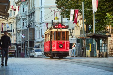 İSTANBUL, TURKEY 11 Ekim 2019: Beyoğlu 'nda geleneksel nostaljik Kızıl Tramvay. İstanbul 'daki Istiklal Caddesi' nde (popüler durak), Taksim Meydanı ile yeraltı demiryolu hattı arasında tramvay hattı çalışıyor.