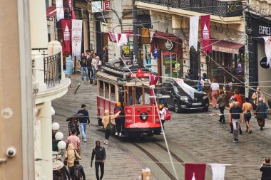 İSTANBUL, TURKEY 11 Ekim 2019: Beyoğlu 'nda geleneksel nostaljik Kızıl Tramvay. İstanbul 'daki Istiklal Caddesi' nde (popüler durak), Taksim Meydanı ile yeraltı demiryolu hattı arasında tramvay hattı çalışıyor.