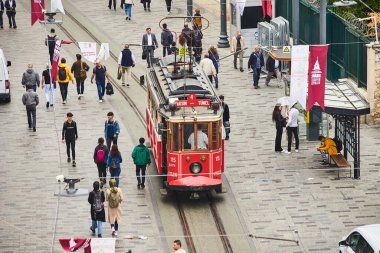İSTANBUL, TURKEY 11 Ekim 2019: Beyoğlu 'nda geleneksel nostaljik Kızıl Tramvay. İstanbul 'daki Istiklal Caddesi' nde (popüler durak), Taksim Meydanı ile yeraltı demiryolu hattı arasında tramvay hattı çalışıyor.