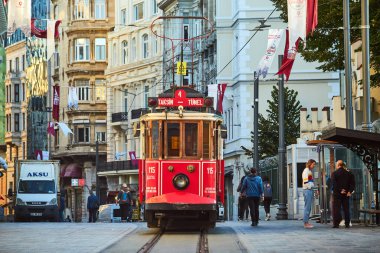 İSTANBUL, TURKEY 11 Ekim 2019: Beyoğlu 'nda geleneksel nostaljik Kızıl Tramvay. İstanbul 'daki Istiklal Caddesi' nde (popüler durak), Taksim Meydanı ile yeraltı demiryolu hattı arasında tramvay hattı çalışıyor.