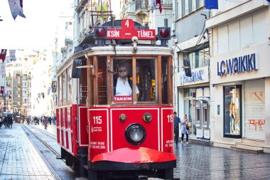 İSTANBUL, TURKEY 11 Ekim 2019: Beyoğlu 'nda geleneksel nostaljik Kızıl Tramvay. İstanbul 'daki Istiklal Caddesi' nde (popüler durak), Taksim Meydanı ile yeraltı demiryolu hattı arasında tramvay hattı çalışıyor.