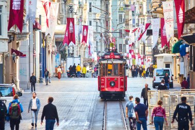 İSTANBUL, TURKEY 11 Ekim 2019: Beyoğlu 'nda geleneksel nostaljik Kızıl Tramvay. İstanbul 'daki Istiklal Caddesi' nde (popüler durak), Taksim Meydanı ile yeraltı demiryolu hattı arasında tramvay hattı çalışıyor.