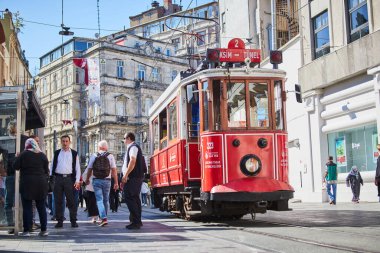 İSTANBUL, TURKEY 11 Ekim 2019: Beyoğlu 'nda geleneksel nostaljik Kızıl Tramvay. İstanbul 'daki Istiklal Caddesi' nde (popüler durak), Taksim Meydanı ile yeraltı demiryolu hattı arasında tramvay hattı çalışıyor.