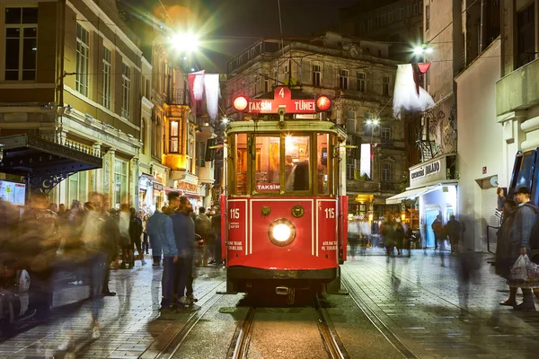 İSTANBUL, TURKEY 11 Ekim 2019: Beyoğlu 'nda geleneksel nostaljik Kızıl Tramvay. İstanbul 'daki Istiklal Caddesi' nde (popüler durak), Taksim Meydanı ile yeraltı demiryolu hattı arasında tramvay hattı çalışıyor.