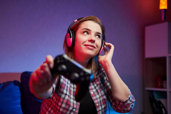 Portret Van Een Gekke Speelse Gamer Die Geniet Van Het — Stockfoto