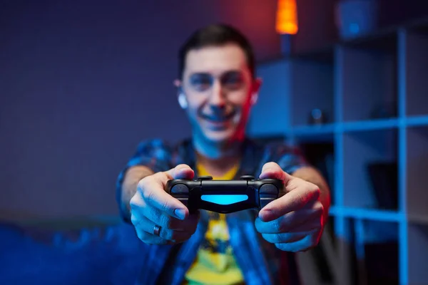 Portret Van Een Gekke Speelse Gamer Die Geniet Van Het — Stockfoto