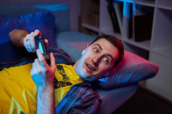 Retrato Jugador Juguetón Loco Disfrutando Jugar Videojuegos Playstation Interior Sentado — Foto de Stock