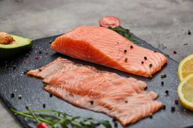 Taze dilimlenmiş somon fileto roka, avokado ve limon. Vahşi Atlantik Balığı