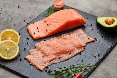 Taze dilimlenmiş somon fileto roka, avokado ve limon. Vahşi Atlantik Balığı