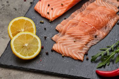 Taze dilimlenmiş somon fileto roka, avokado ve limon. Vahşi Atlantik Balığı