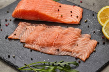 Taze dilimlenmiş somon fileto roka, avokado ve limon. Vahşi Atlantik Balığı