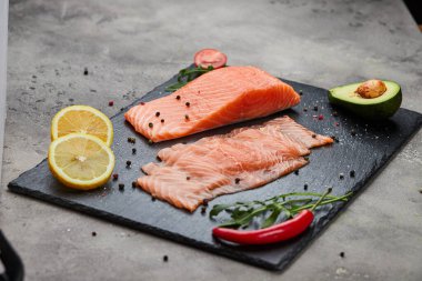Taze dilimlenmiş somon fileto roka, avokado ve limon. Vahşi Atlantik Balığı