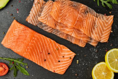 Taze dilimlenmiş somon fileto roka, avokado ve limon. Vahşi Atlantik Balığı