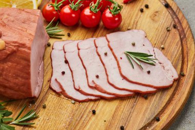 Baharatlı jambon, marul, avokado ve ahşap kesim tahtasında domates. Eski et tabağı Taze prosciutto