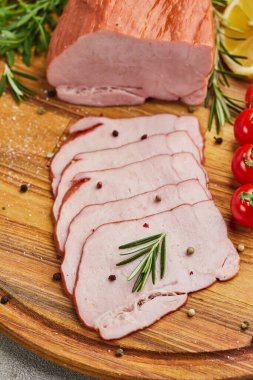 Baharatlı jambon, marul, avokado ve ahşap kesim tahtasında domates. Eski et tabağı Taze prosciutto