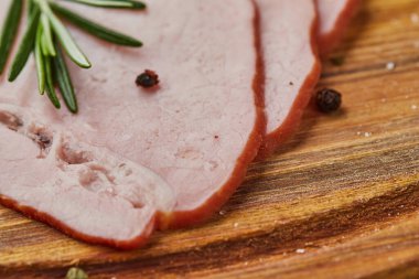 Baharatlı jambon, marul, avokado ve ahşap kesim tahtasında domates. Eski et tabağı Taze prosciutto