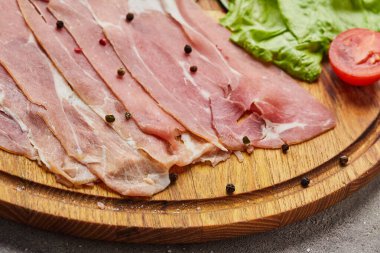 İtalyan jambonu mu İspanyol jamonu mu? Baharat, marul, limon, domates ve avokadoyla süslenmiş çiğ jambon.