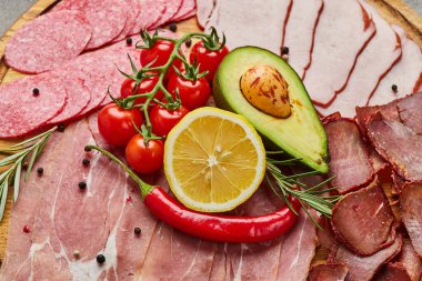 Basurma, prosciutto crudo ya da İspanyol jamonu ve salam gibi farklı et lezzetlerinden aperatif. Ziyafet için bir tabak.