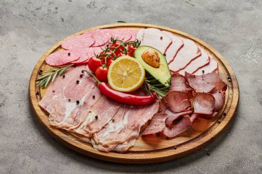 Basurma, prosciutto crudo ya da İspanyol jamonu ve salam gibi farklı et lezzetlerinden aperatif. Ziyafet için bir tabak.