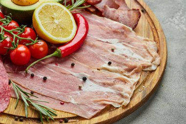 Basurma, prosciutto crudo ya da İspanyol jamonu ve salam gibi farklı et lezzetlerinden aperatif. Ziyafet için bir tabak.