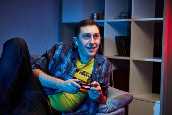 Retrato Louco Brincalhão Gamer Gostando Jogar Videogames Playstation Dentro Casa — Fotografia de Stock