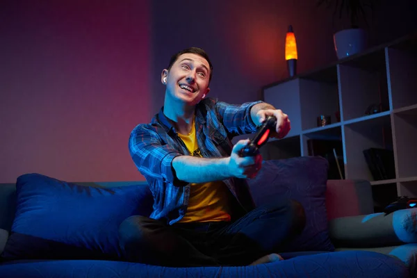 Retrato Louco Brincalhão Gamer Gostando Jogar Videogames Playstation Dentro Casa — Fotografia de Stock