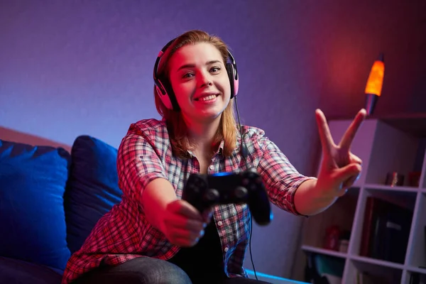 Retrato Louco Brincalhão Gamer Menina Gostando Jogar Jogos Vídeo Dentro — Fotografia de Stock